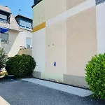 Lounge Mit Privatem Stellplatz Fuer Bis Zu 4 Personen - Stadtnah Apartment