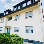 Lounge Mit Privatem Stellplatz Fuer Bis Zu 4 Personen - Stadtnah Apartment
