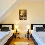 Lounge Mit Privatem Stellplatz Fuer Bis Zu 4 Personen - Stadtnah Apartment *