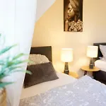 Lounge Mit Privatem Stellplatz Fuer Bis Zu 4 Personen - Stadtnah Apartment *