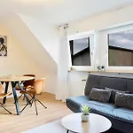 Lounge Mit Privatem Stellplatz Fuer Bis Zu 4 Personen - Stadtnah Apartment